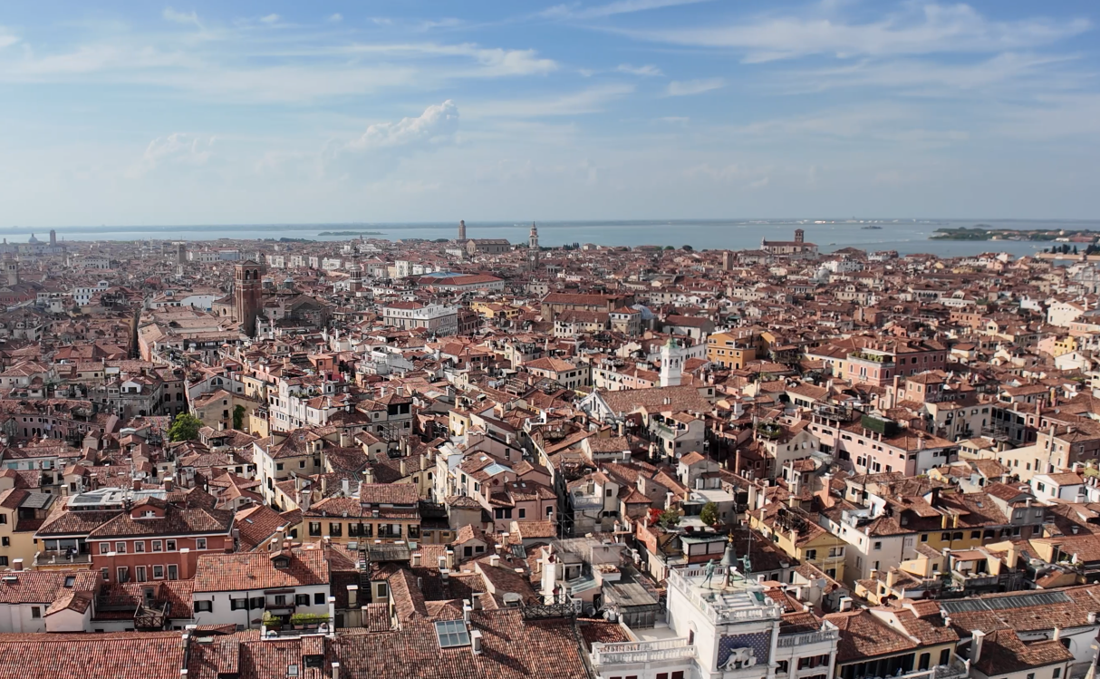 ヴェネツィアの街並みとアドリア海